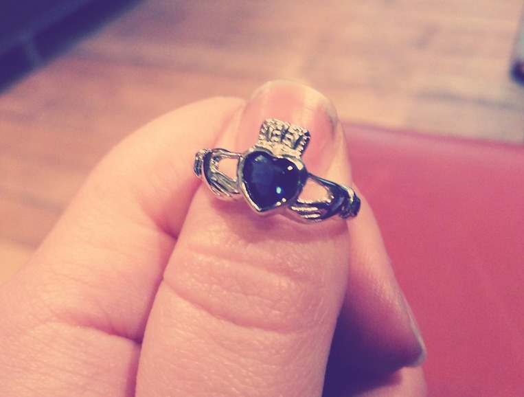 how to wear claddagh ring