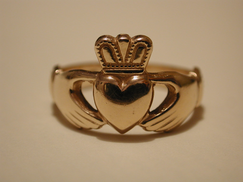 how to wear claddagh ring